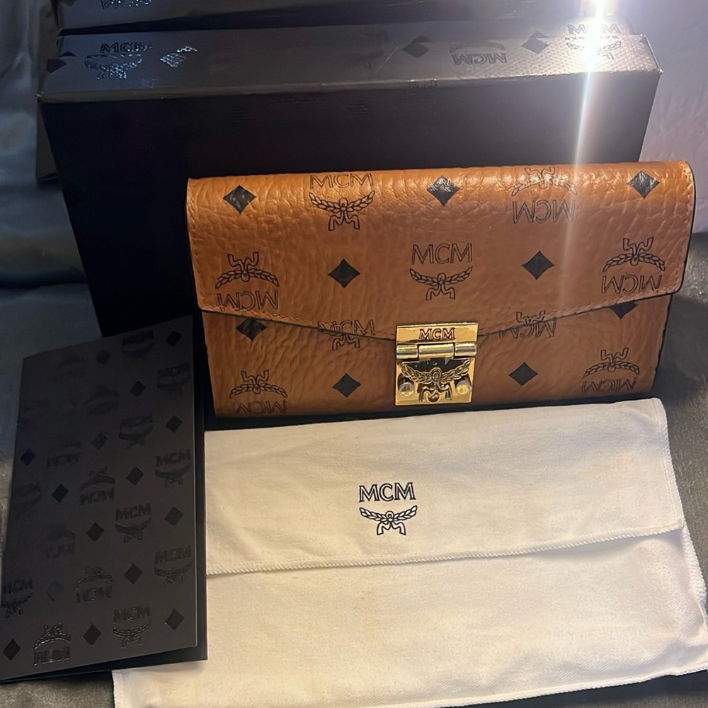 MCM TRACY WALLET w/BOX & DUST BAG